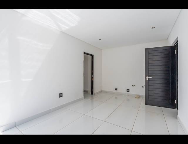4 BEDROOM HOUSE FOR SALE IN HILLCREST CENTRAL